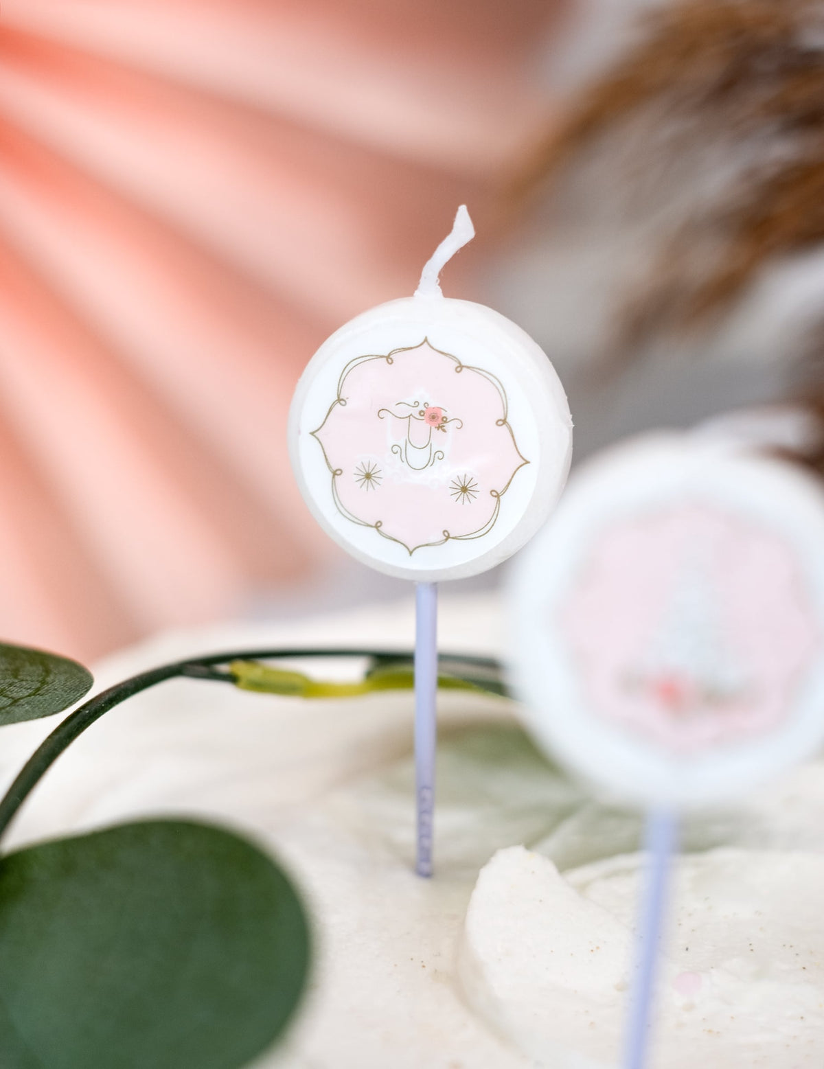 Gros plan sur le motif de carrosse des bougies pour gâteau petite princesse