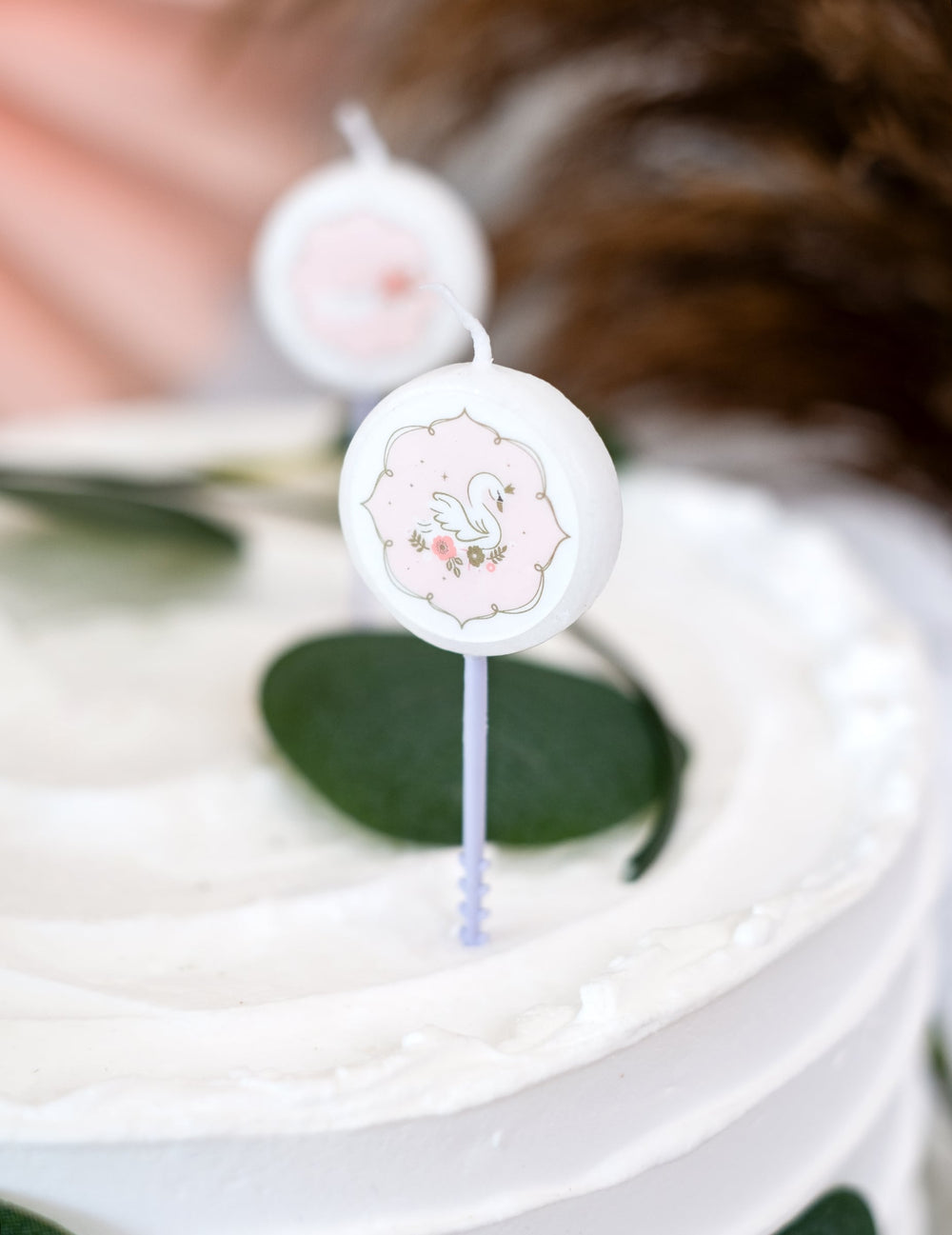 Gros plan sur le motif de cygne des bougies pour gâteau petite princesse