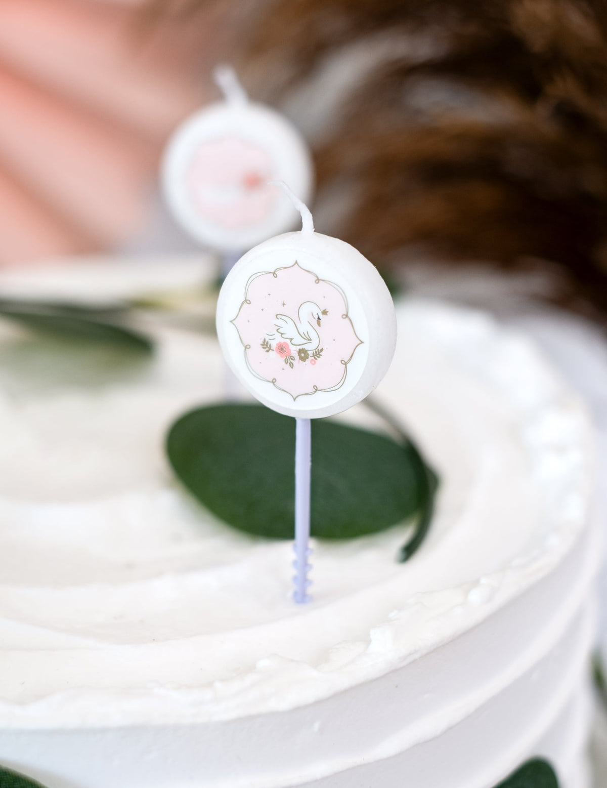 Gros plan sur le motif de cygne des bougies pour gâteau petite princesse