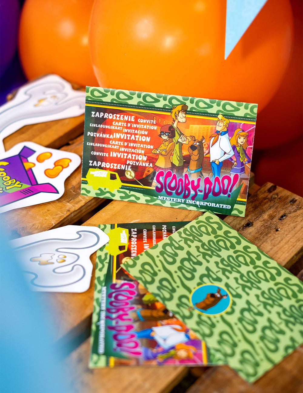 Mise en situation des cartons d'invitation Scooby-Doo