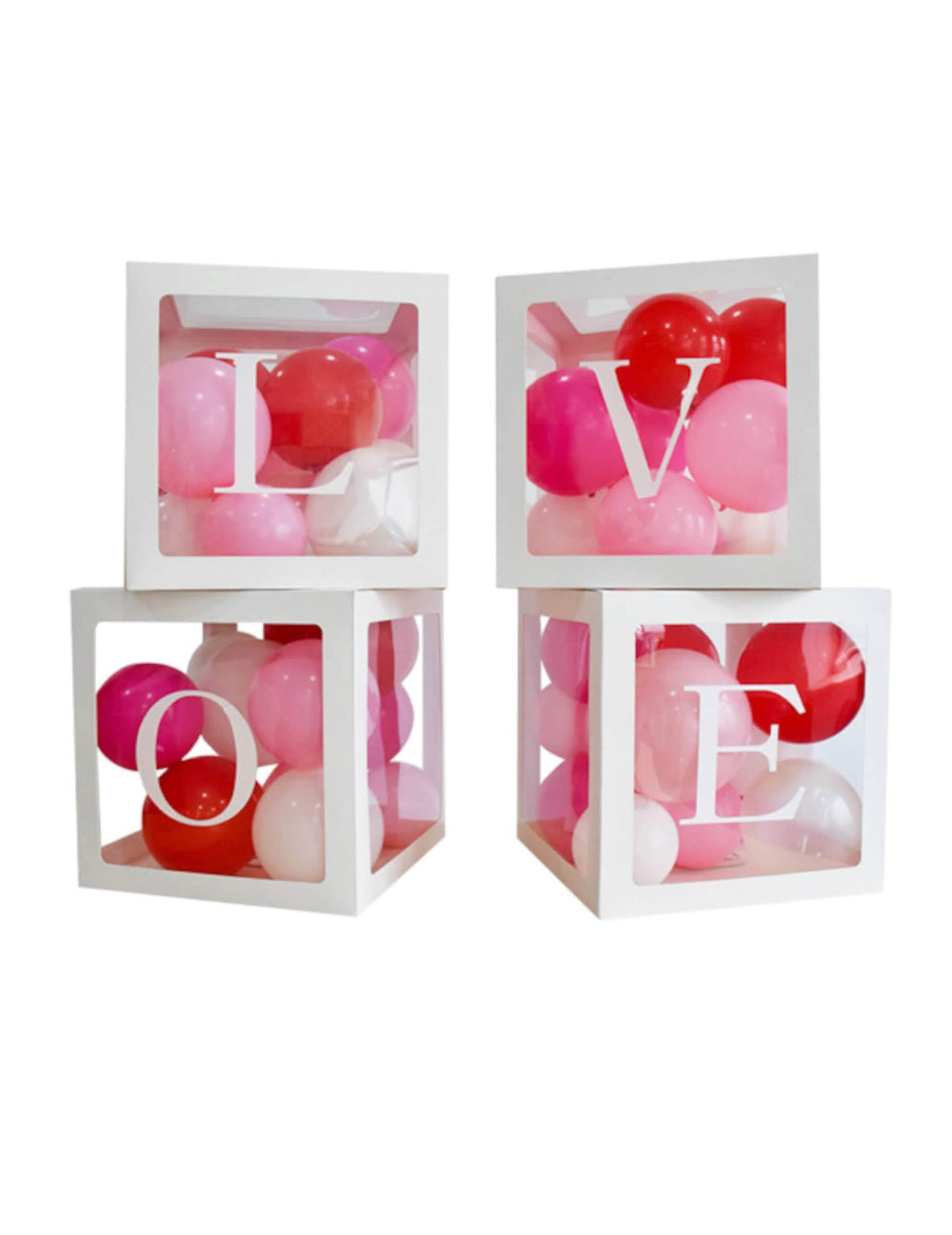 Mise en scène des cubes à ballons en carton LOVE pour décoration romantique
