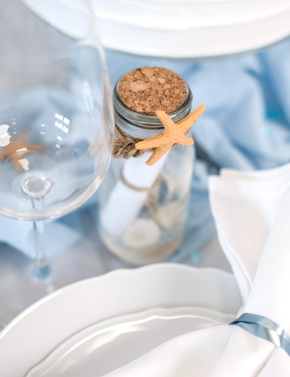 Encenação numa mesa de festa com estrelas-do-mar em resina decoração tema mar