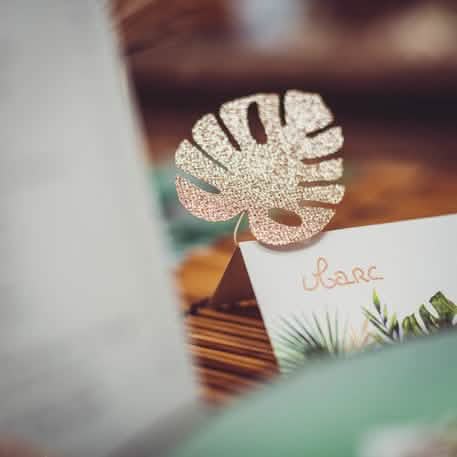 Detalhe do acabamento com lantejoulas das folhas tropicais para decoração
