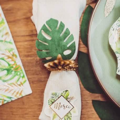 Ambiente numa argola de guardanapo de folhas tropicais para decoração