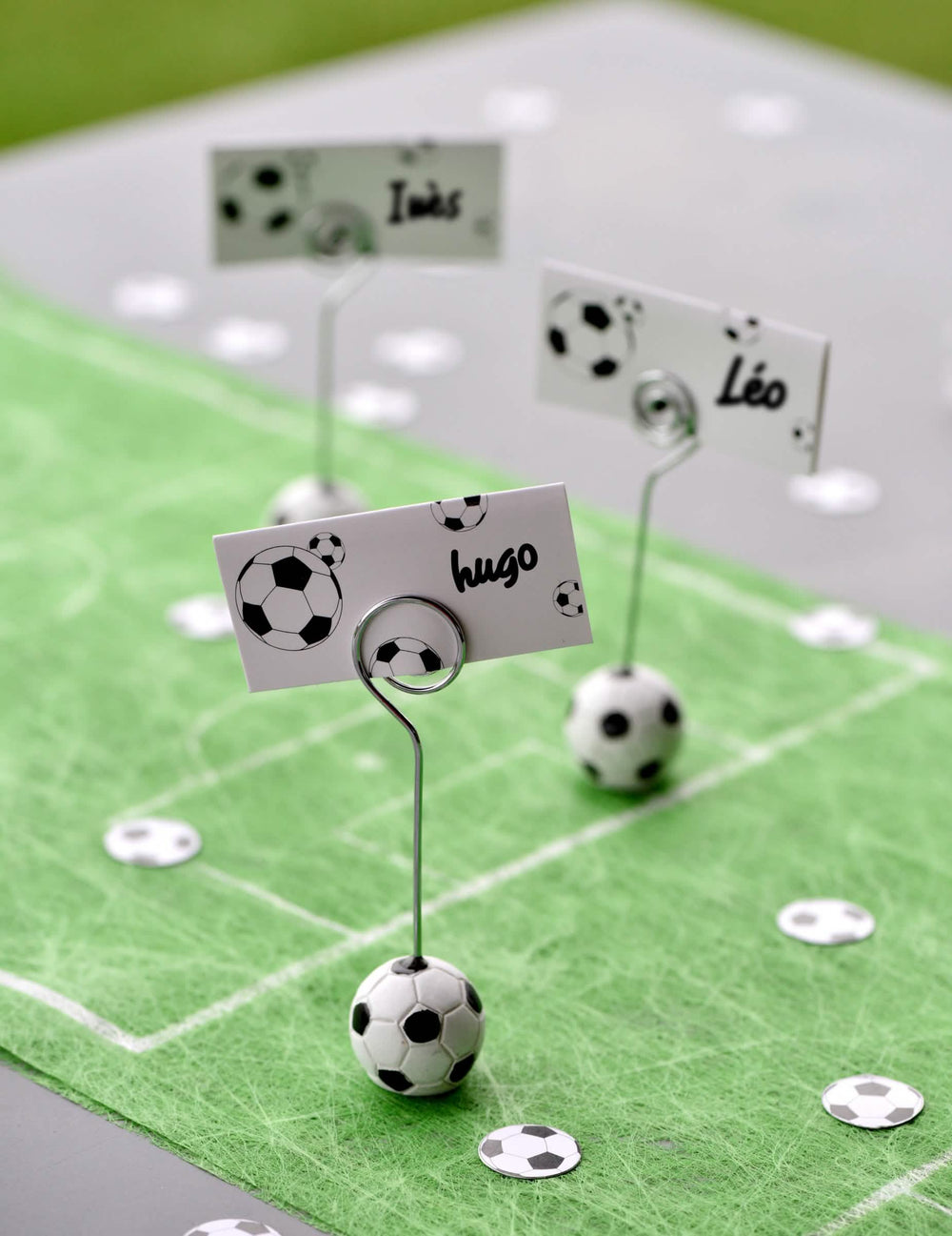 Vista geral de vários exemplares do marcador de lugar balão de futebol