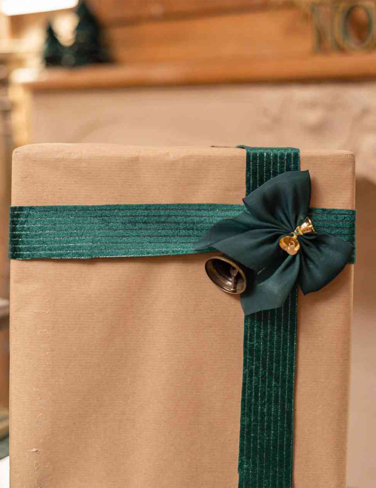 4 laços com guizos verde escuro e dourado 9 x 10 cm