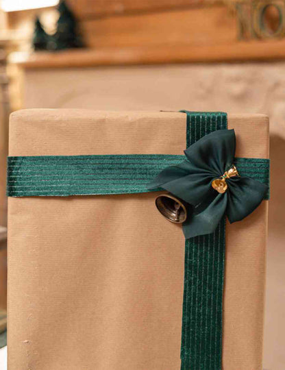 4 laços com guizos verde escuro e dourado 9 x 10 cm