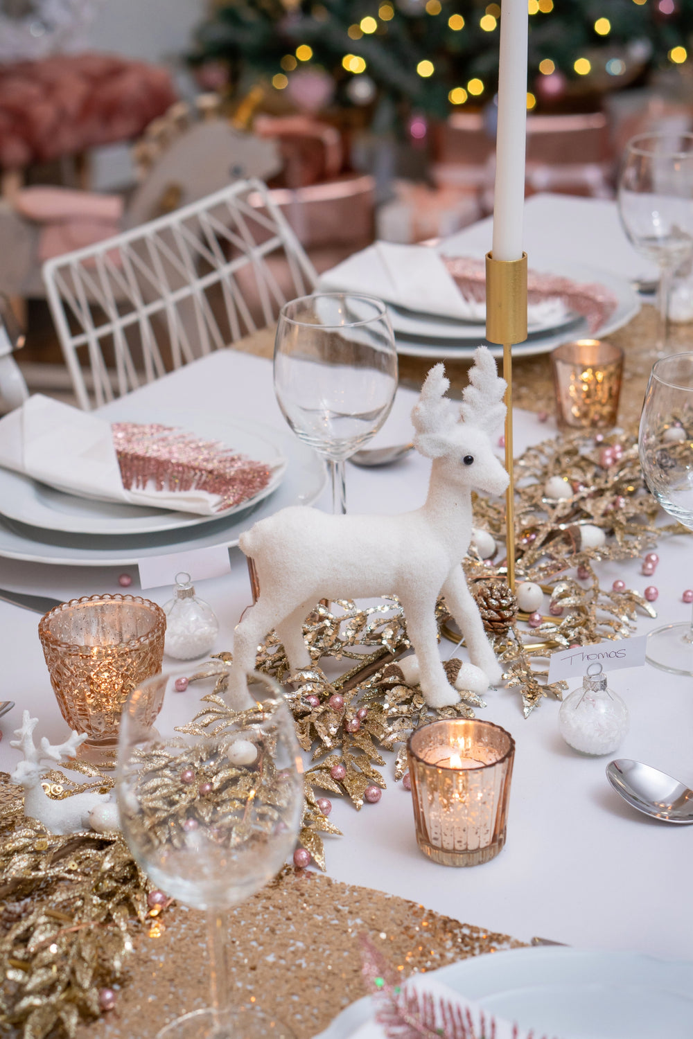 Mise en scène sur table de fête du photophore en verre pour bougies pour décoration de fête