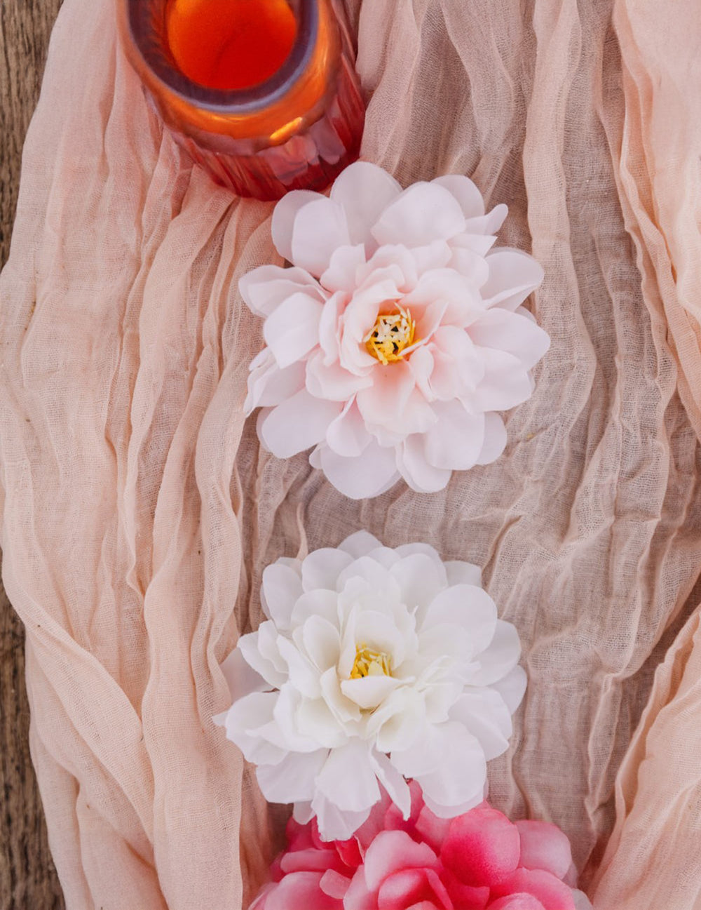 Détail des fleurs en tissu du lot de 4 pivoines pour décoration fuchsia