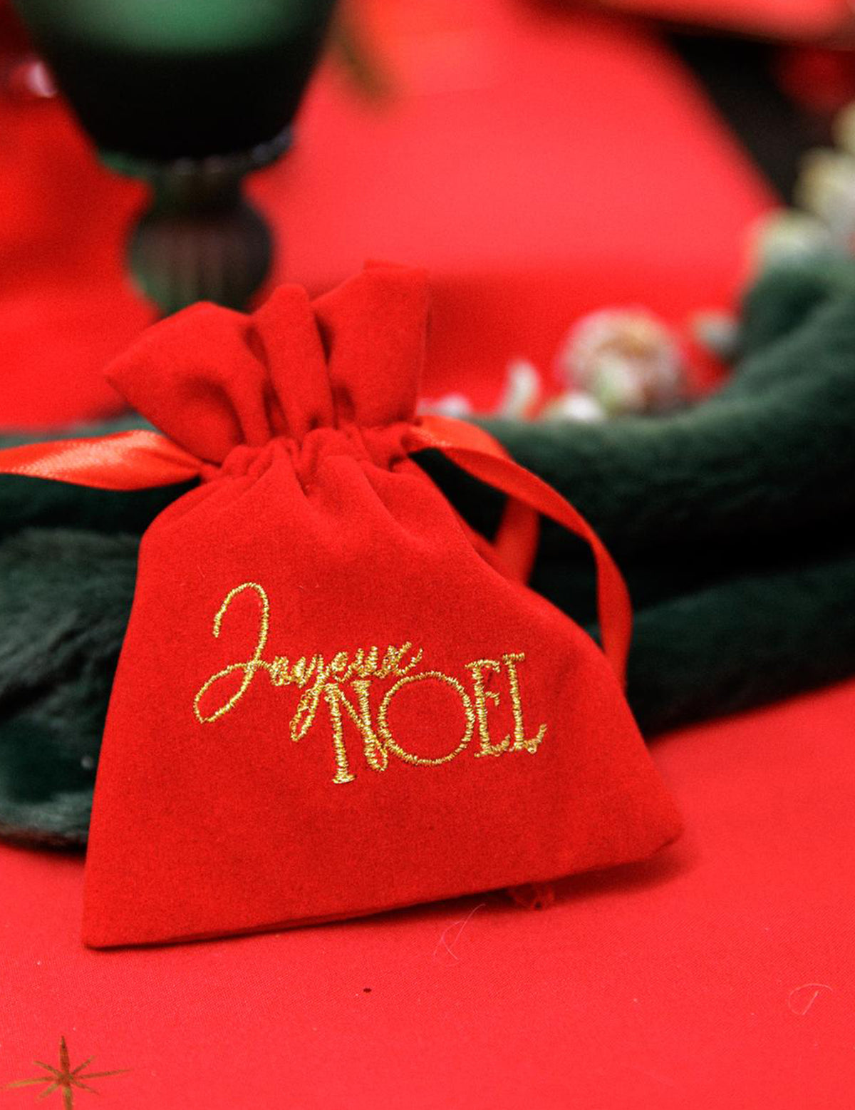 4 saquinhos de veludo vermelho e dourado Feliz Natal 9,5 x 11,5 cm