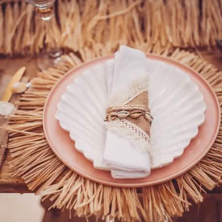 Mise en situação dos anéis de guardanapo decoração marítima conchas naturais e douradas