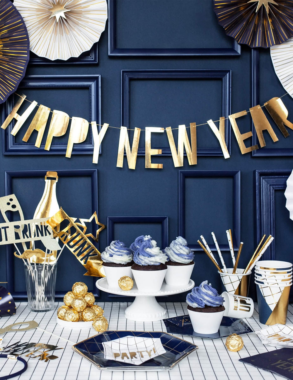 Colocação das 4 rosetas decorativas de papel para festa