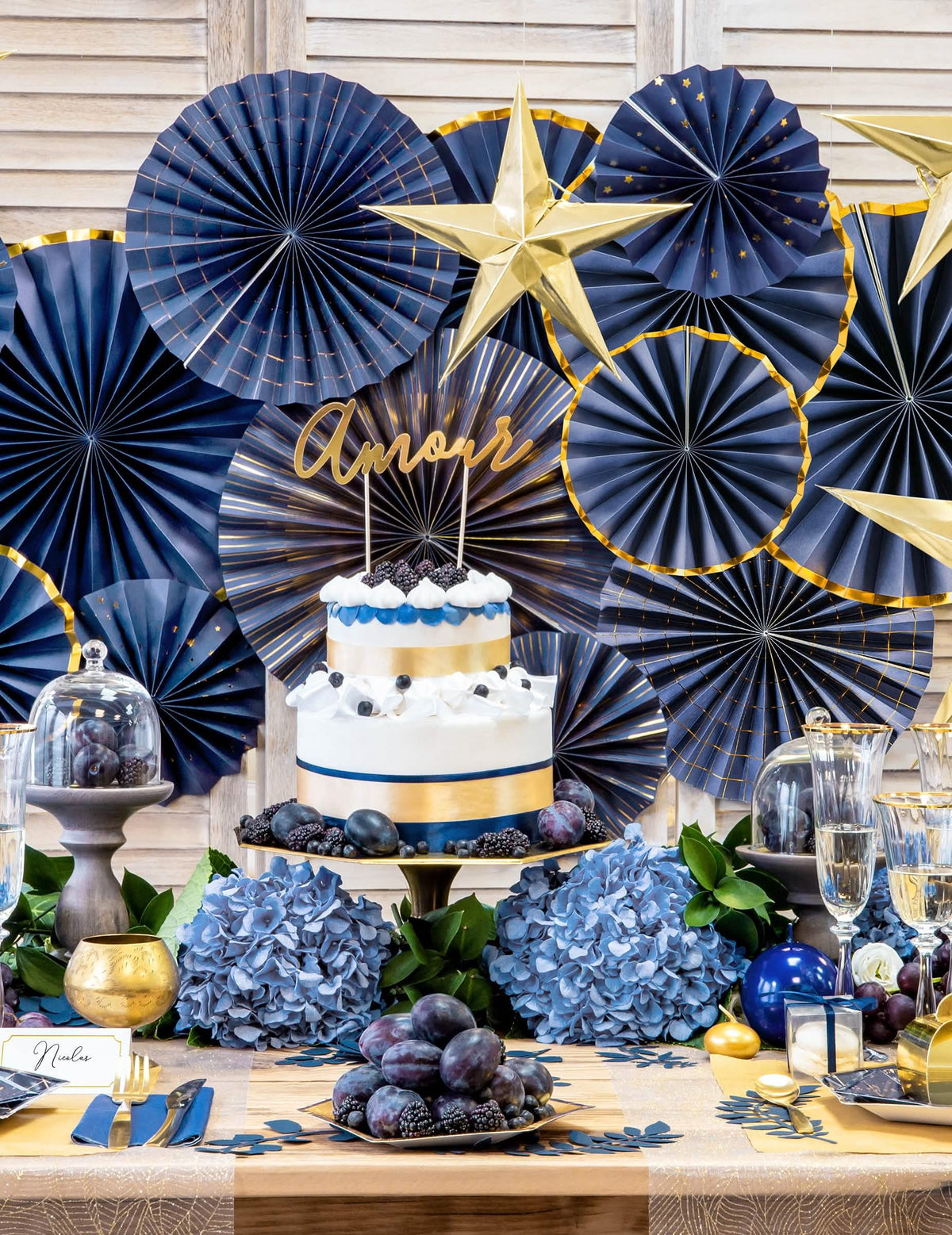 Cenografia num buffet das 4 rosetas decorativas em papel para festa marítima e douradas