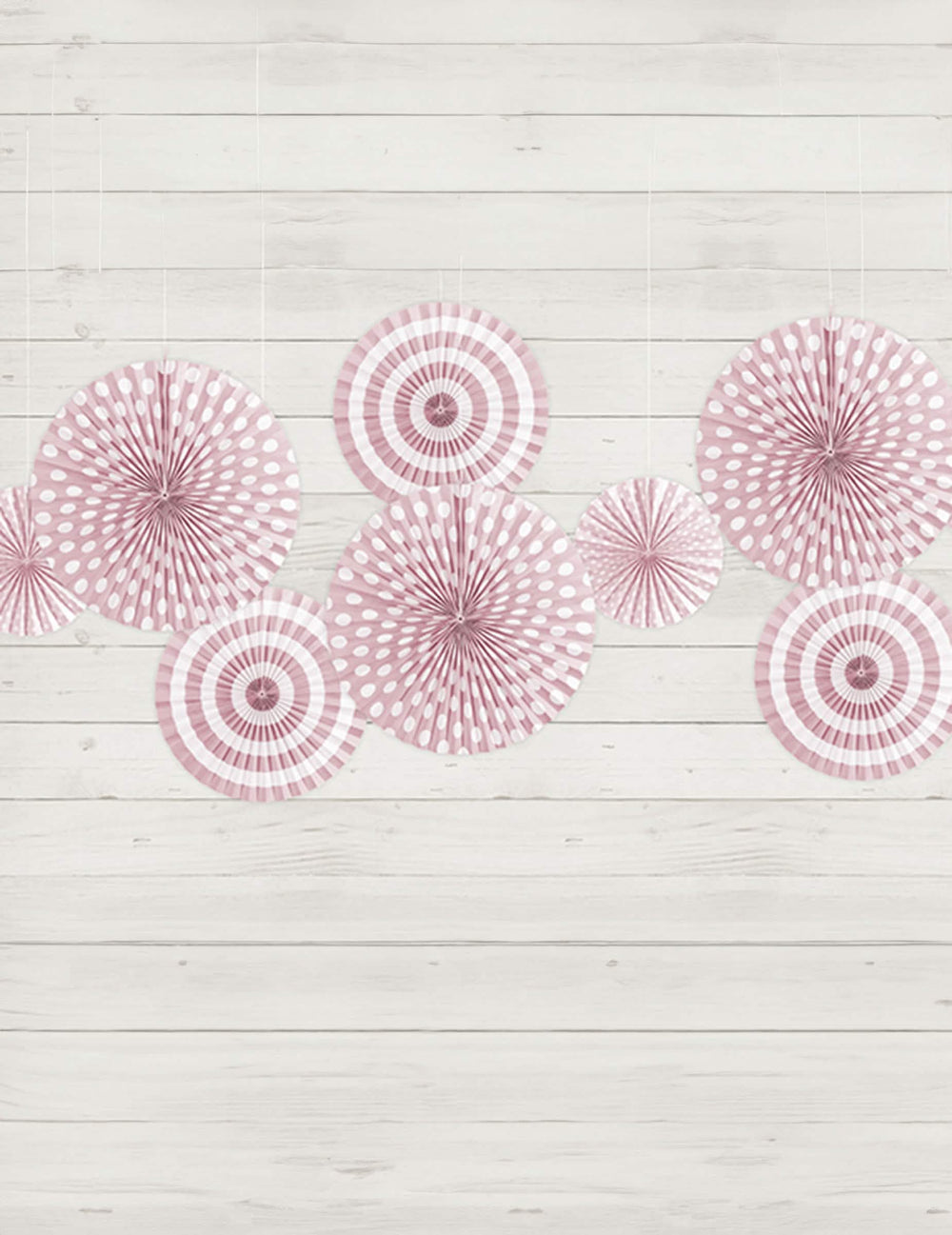 Cenário com rosetas de papel com bolinhas e riscas cor de rosa claro