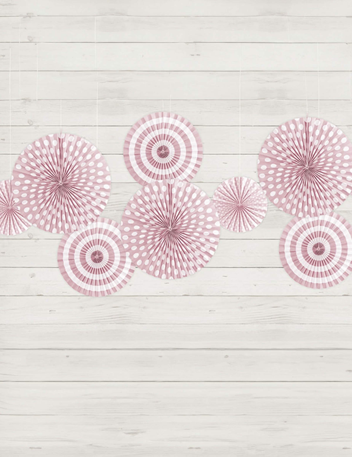 Cenário com rosetas de papel com bolinhas e riscas cor de rosa claro