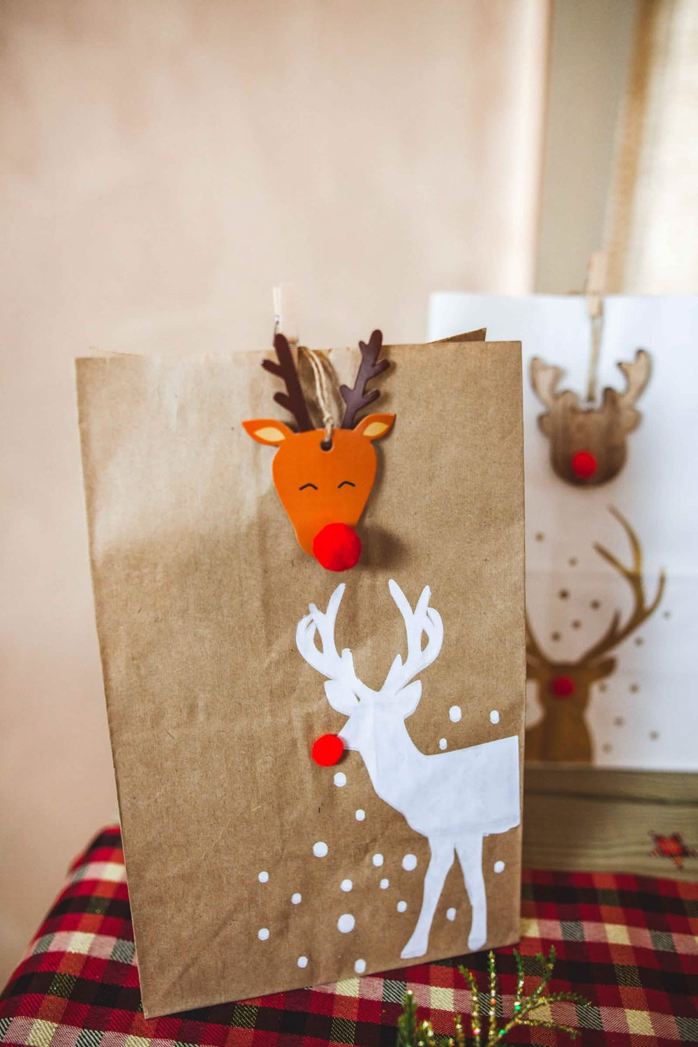 Grande plano da versão kraft dos saquinhos de papel Rudolph renas para natal
