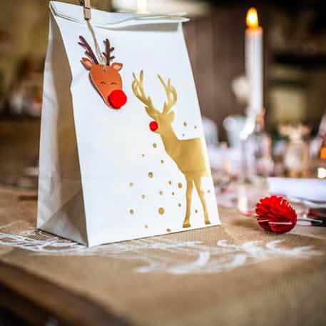 Grande plano da versão kraft dos saquinhos de papel Rudolph renas para natal