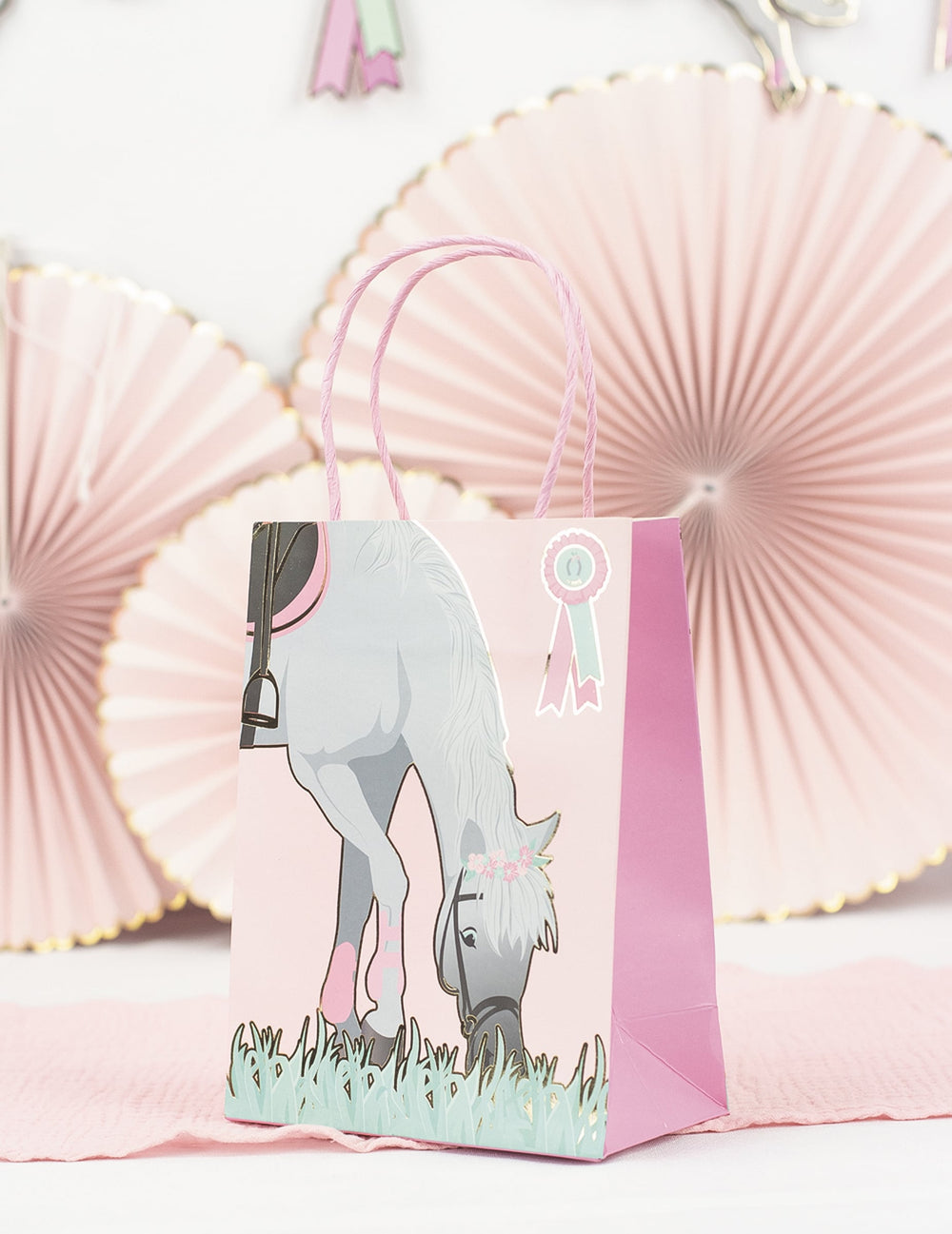 Mise en scène dans un décor de fête du sac cadeau en papier cheval