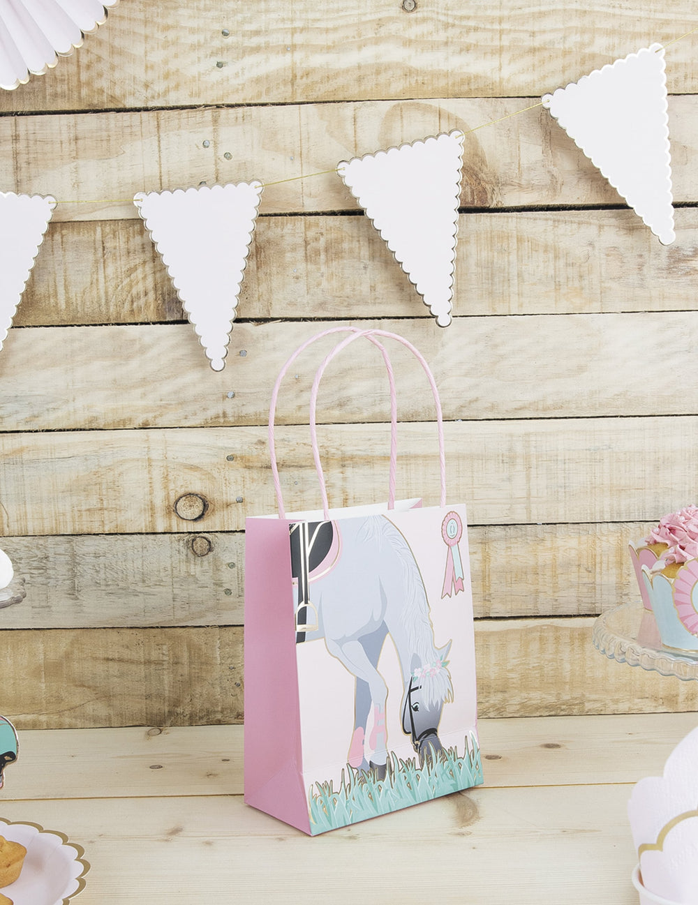 Mise en scène avec guirlande de fanions du sac cadeau en papier cheval