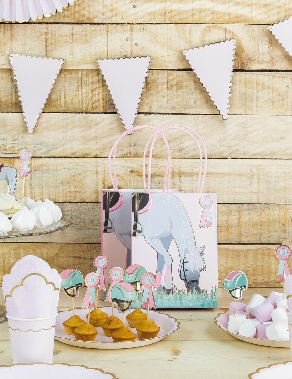 Mise en scène avec cupcakes et décoration de table du sac cadeau en papier cheval