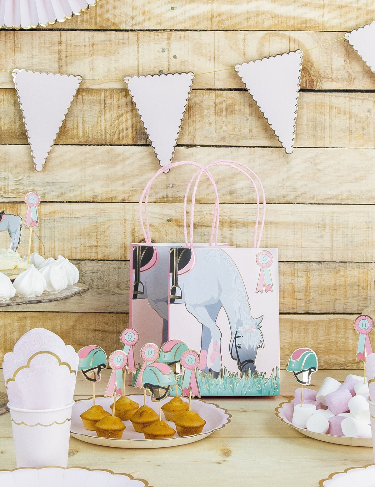 Mise en scène avec cupcakes et décoration de table du sac cadeau en papier cheval