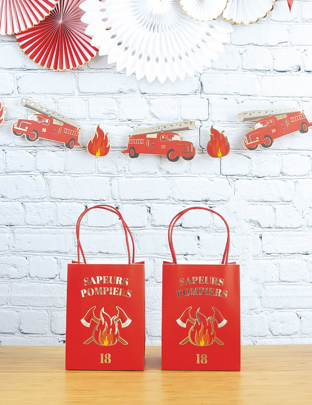 Décoration de fête avec guirlande et éventails du sac cadeau en papier Pompier