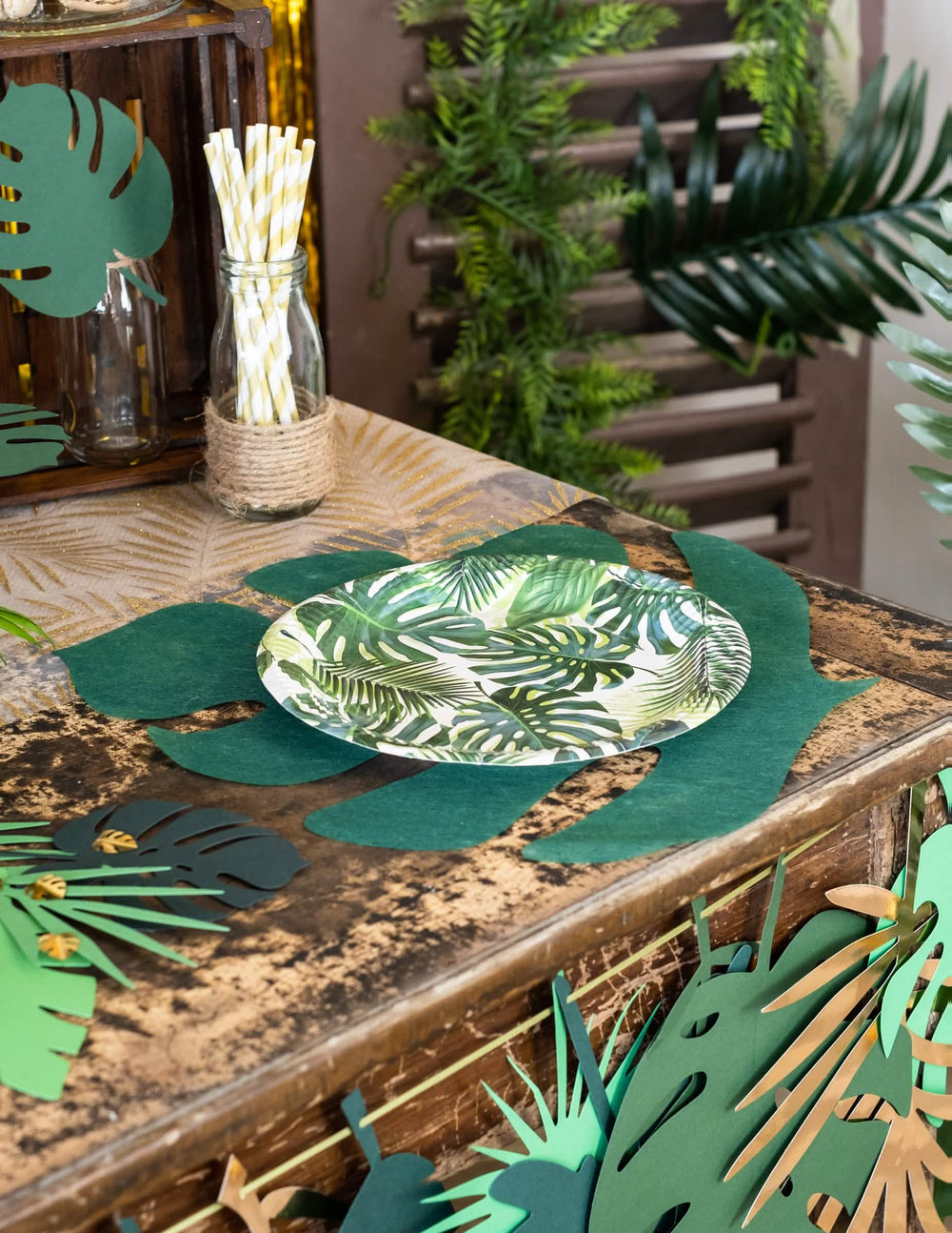 Colocação do individual folha tropical para decoração exótica