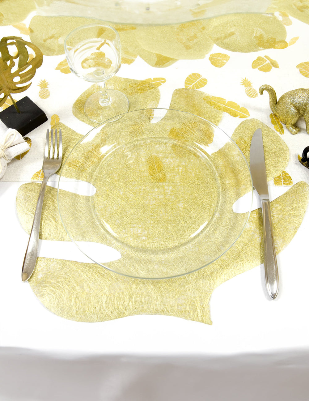 Mise en situation sur une table des sets de table intissés feuille tropicale