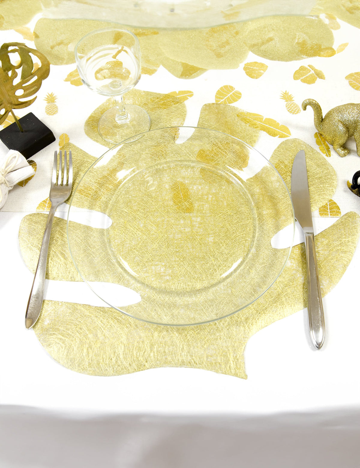 Mise en situation sur une table des sets de table intissés feuille tropicale