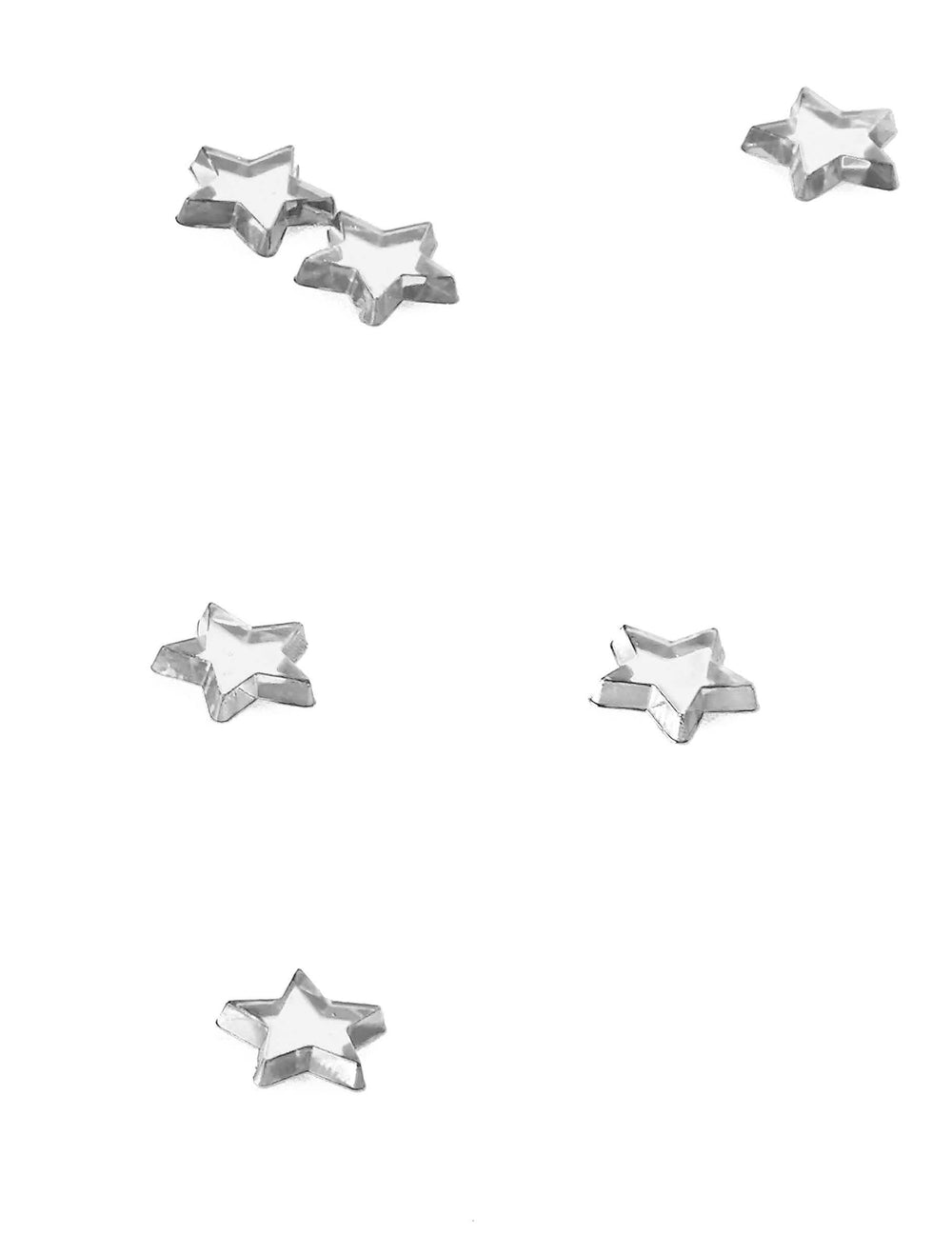 Grande plano de vários confettis de mesa estrelas espelho para festa