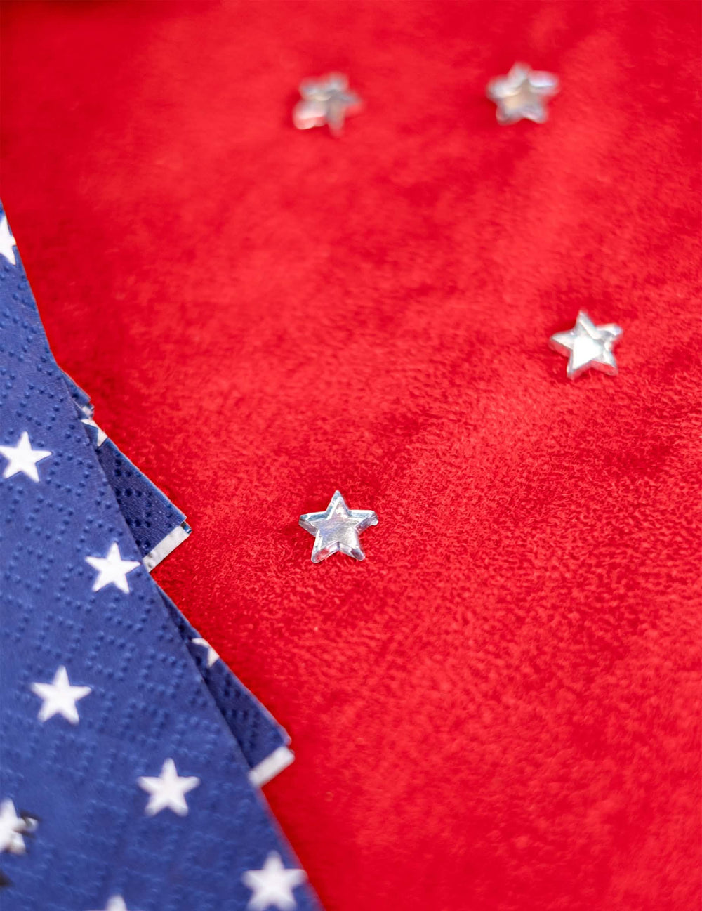Detalhe sobre fundo vermelho e azul dos confettis de mesa estrelas espelho para festa