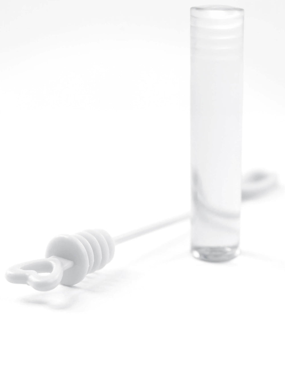 Détail du bâtonnet et du flacon à bulles en forme de coeur pour mariage blanc