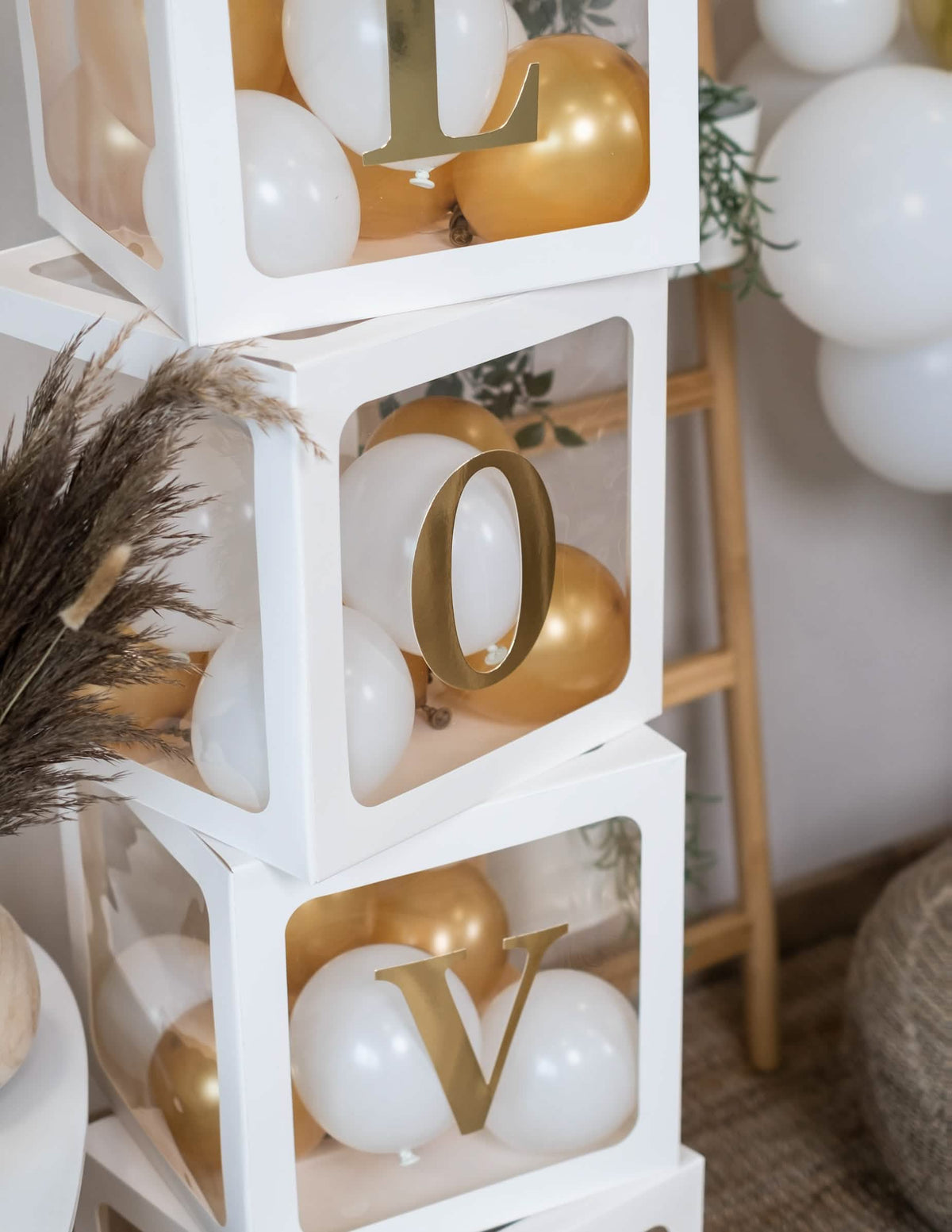 Grande plano nas letras L, o e v das letras adesivas para cubos balões cor dourado