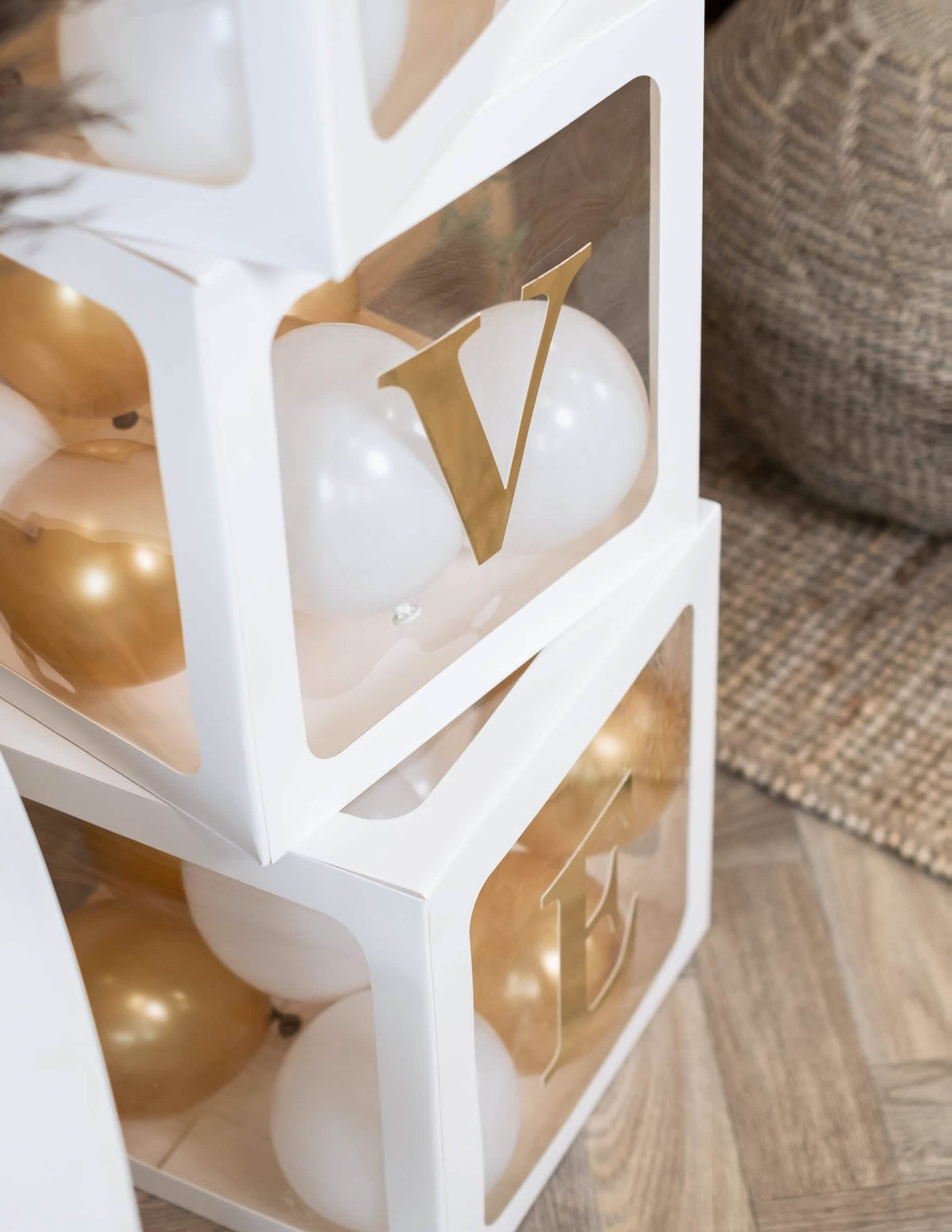 Grande plano das letras V e E das letras adesivas para cubos balões cor dourado