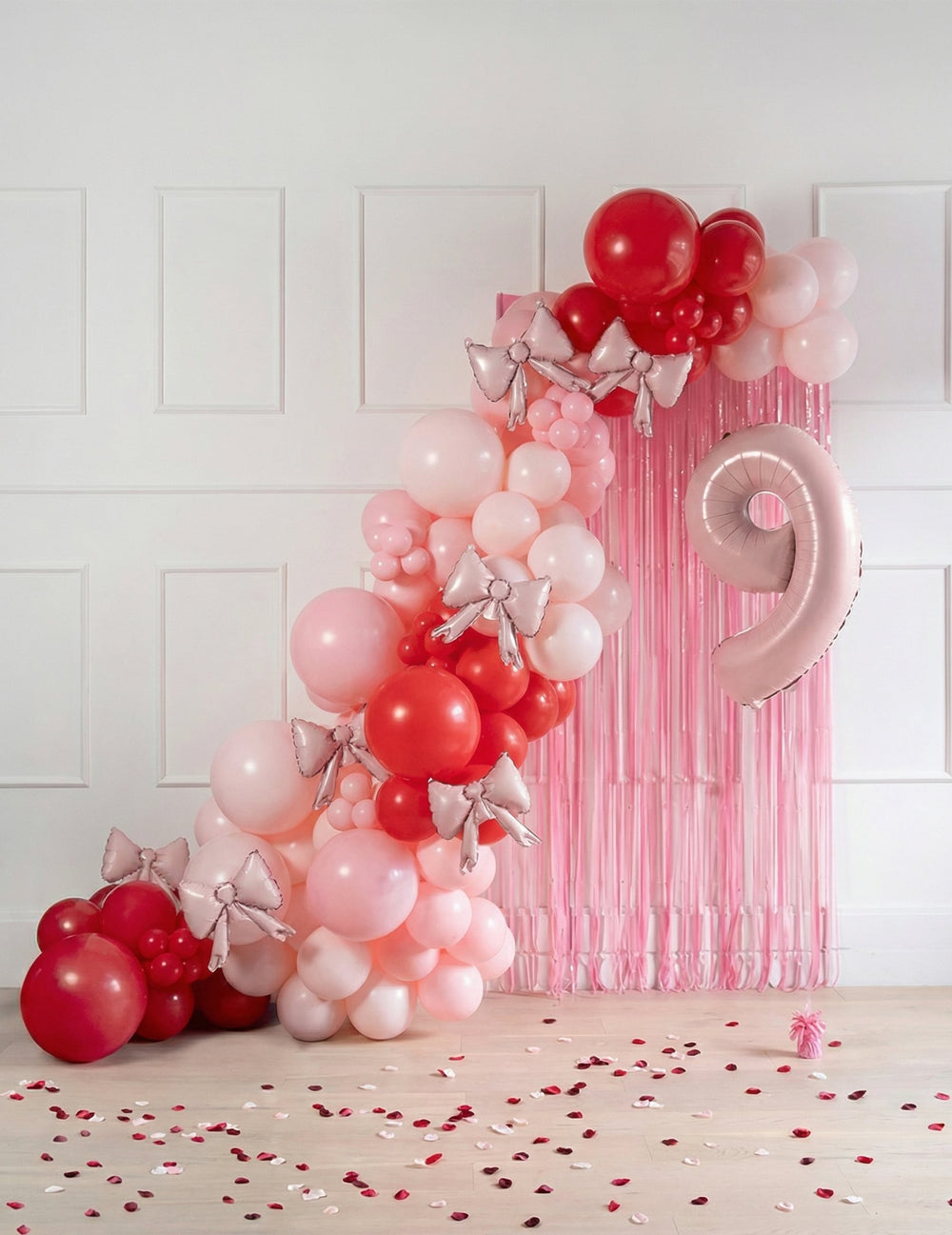 Mise en situation des 5 ballons en aluminium nœuds pour décoration roses pastel