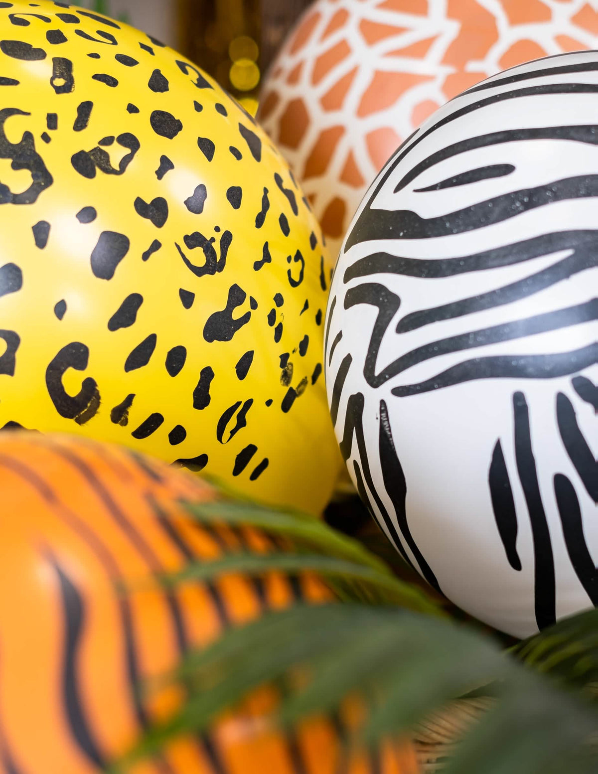 Grande plano sobre os diferentes estampados dos balões de latex impressos safari animal da savana