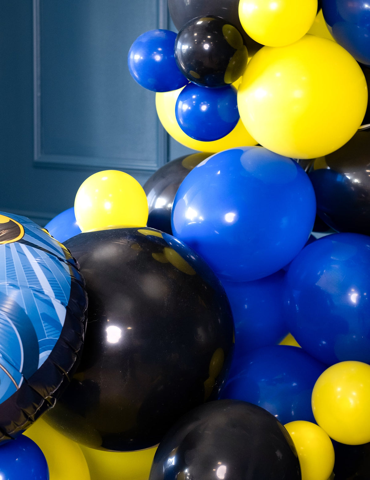 Gros plan sur l'assemblage des ballons géants en latex noirs