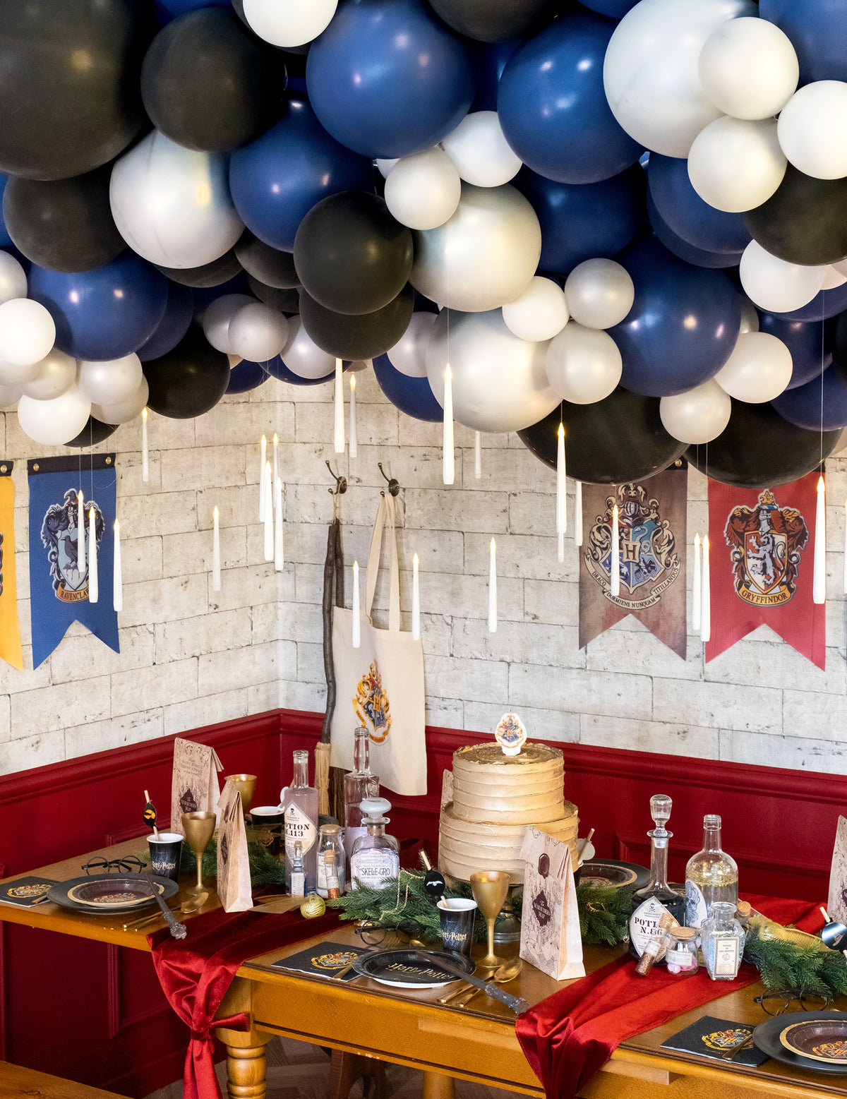 Mise en situation de fête des ballons géants en latex noirs