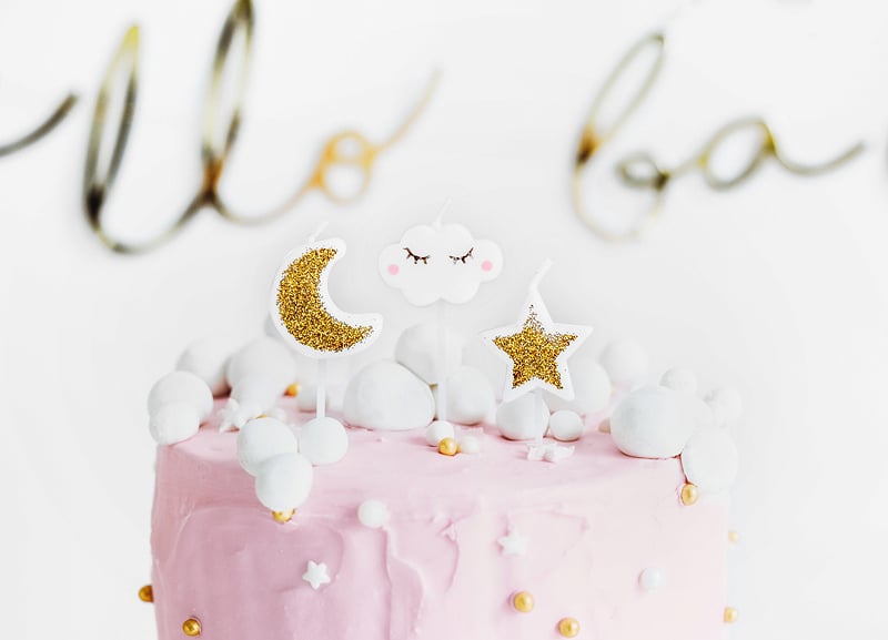 Détail de la lune du nuage et de l'étoile des 5 bougies d'anniversaire constellation blanc et doré
