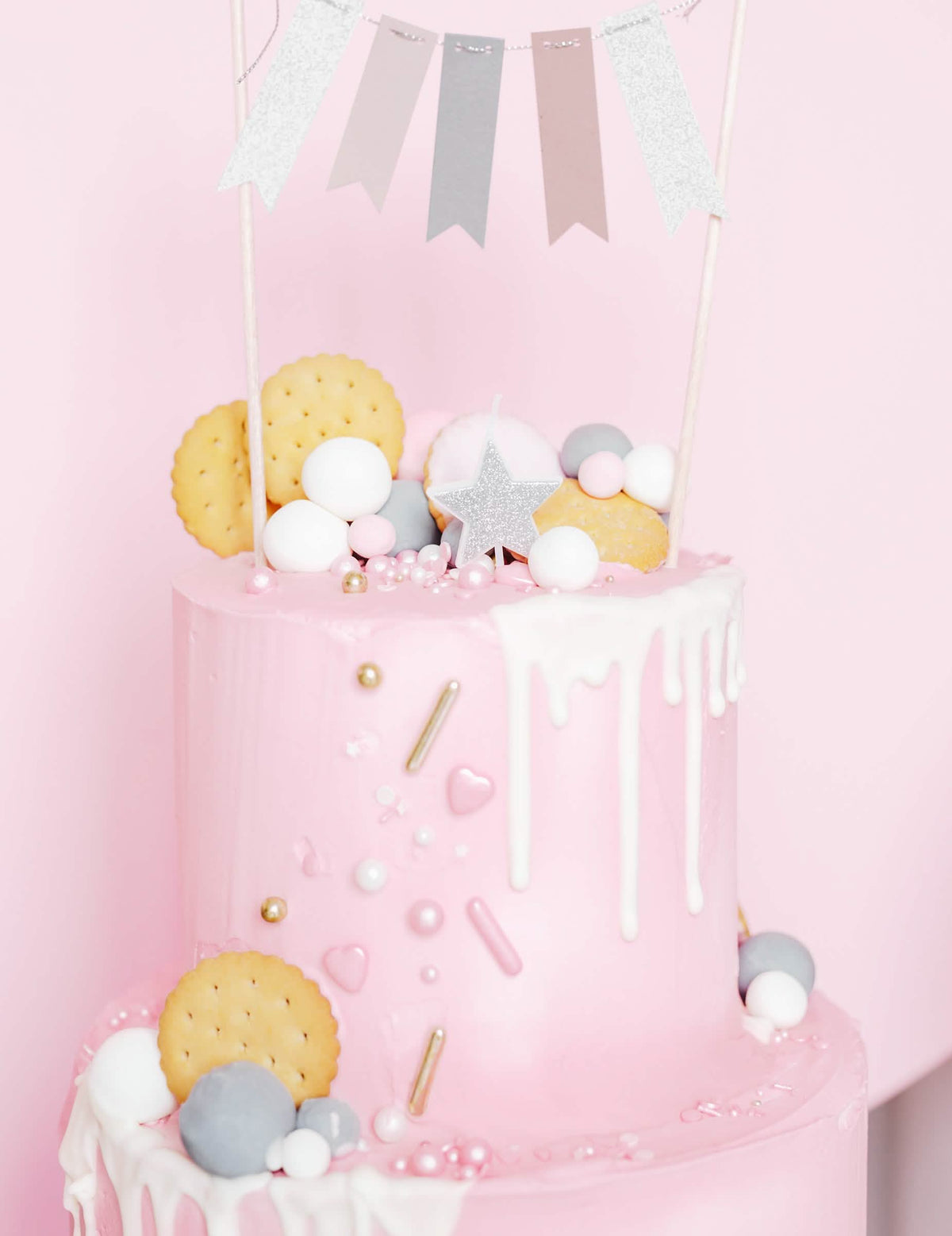 Detalhe da vela no bolo das velas de aniversário em palito estrelas para festa prateadas com purpurinas