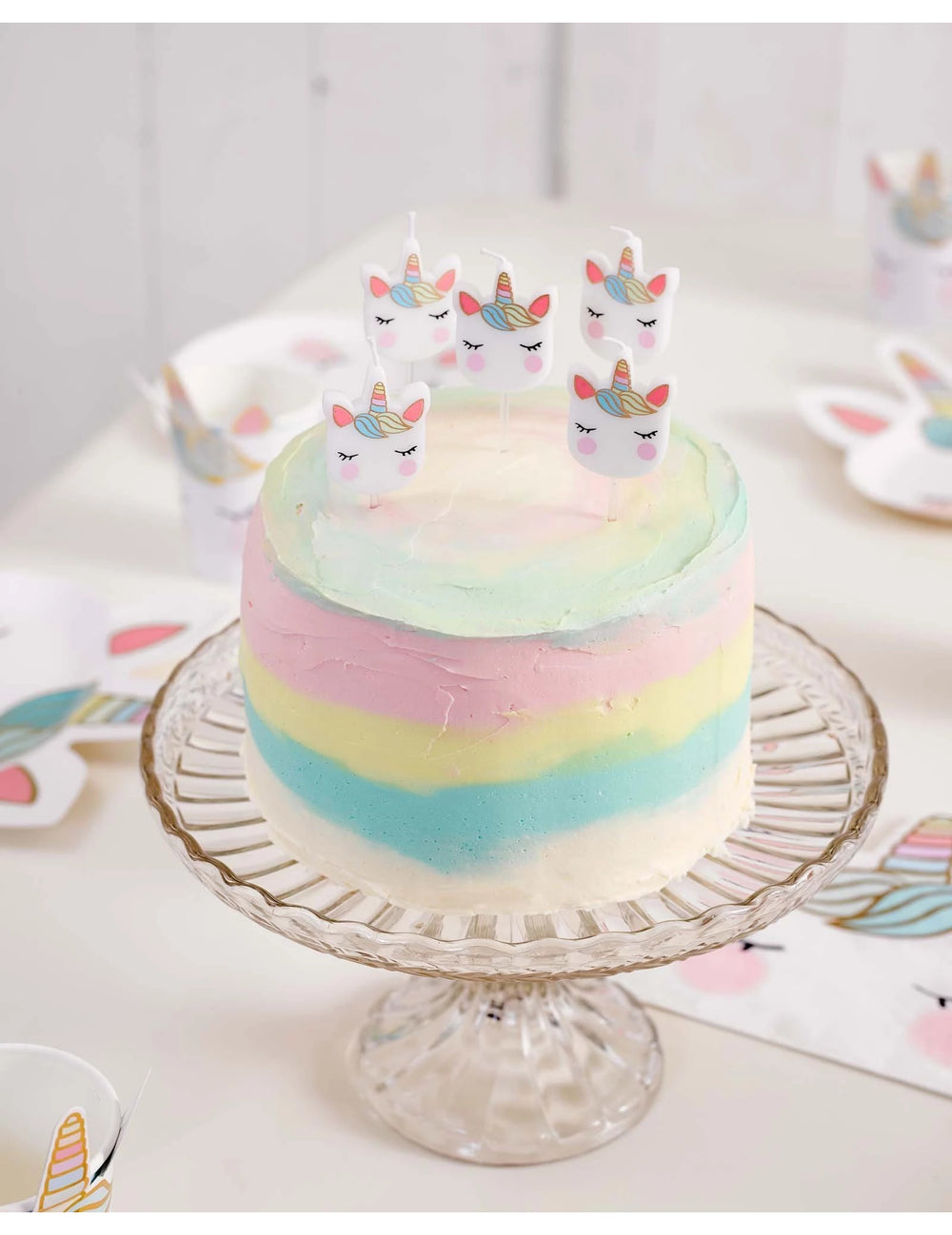 Mise en situation sur un gâteau des 5 bougies d'anniversaire tête de licorne