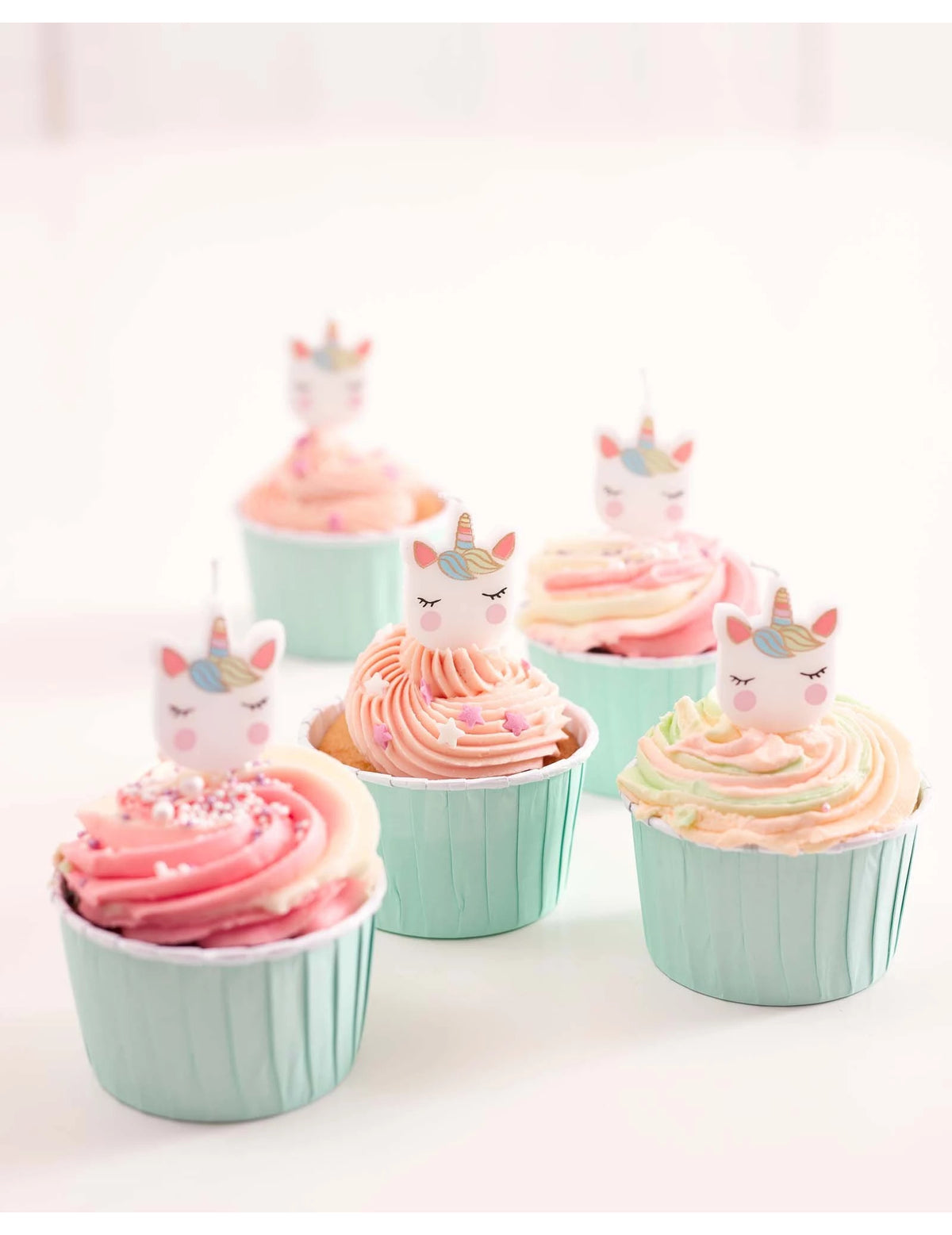 Mise en situation sur des cupcakes des 5 bougies d'anniversaire tête de licorne