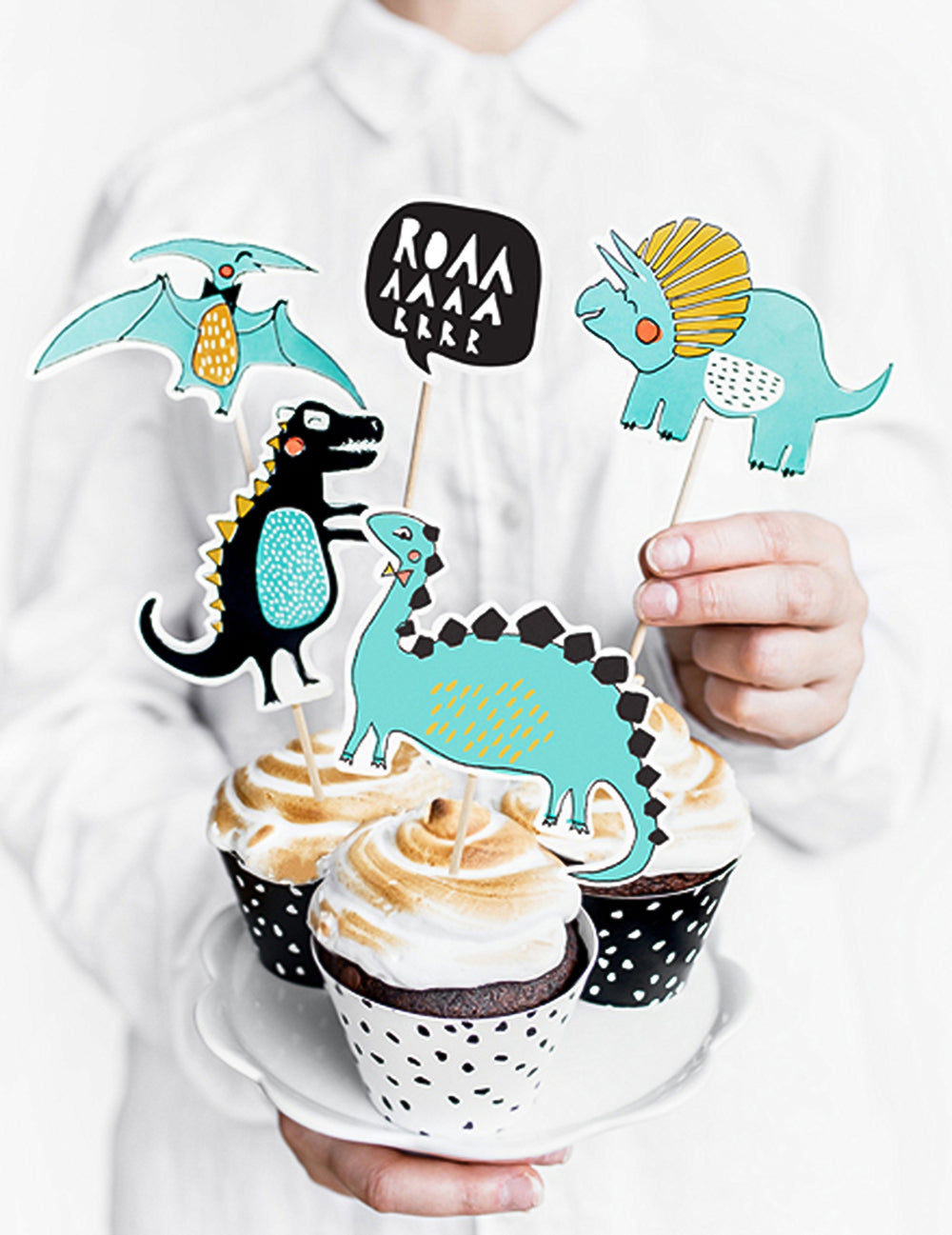 Mise en situation sur des cupcakes des cake toppers en carton dinosaures