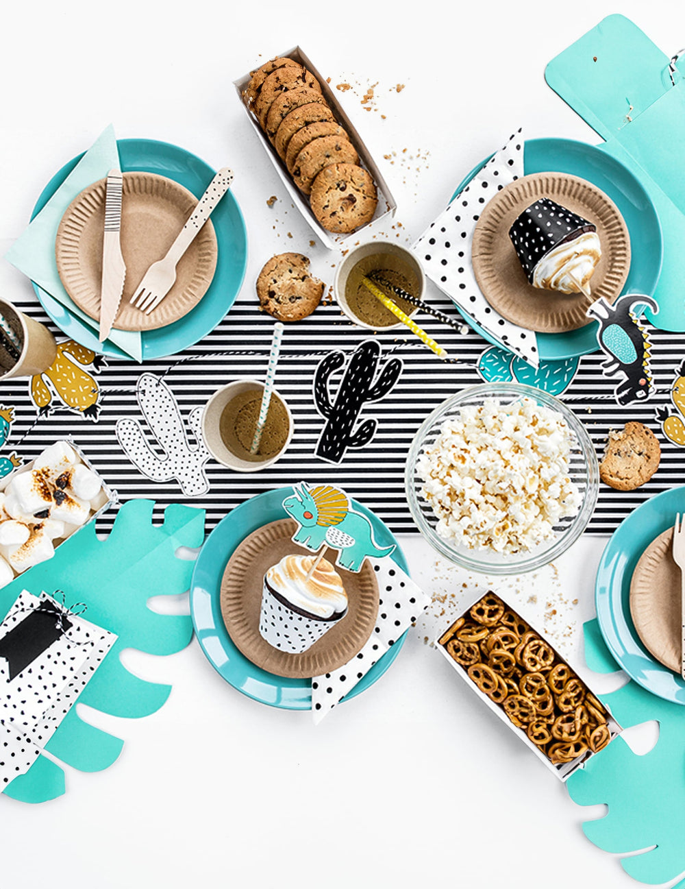 Vue d'ensemble de la décoration de table des cake toppers en carton dinosaures