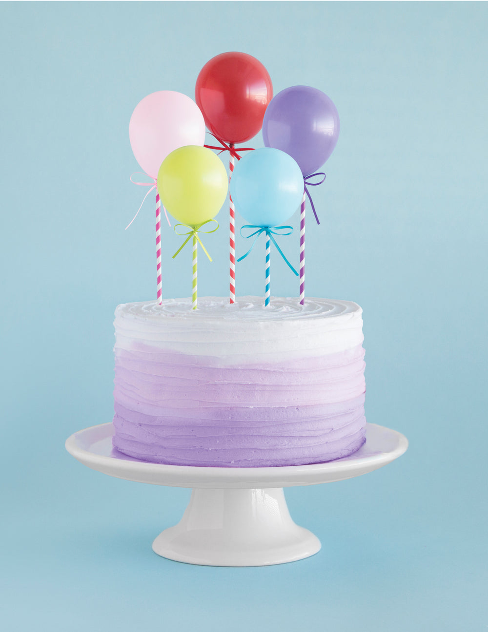 Mise en situation sur un gâteau des décorations pour gâteau mini ballons pour fête multicolores à assembler