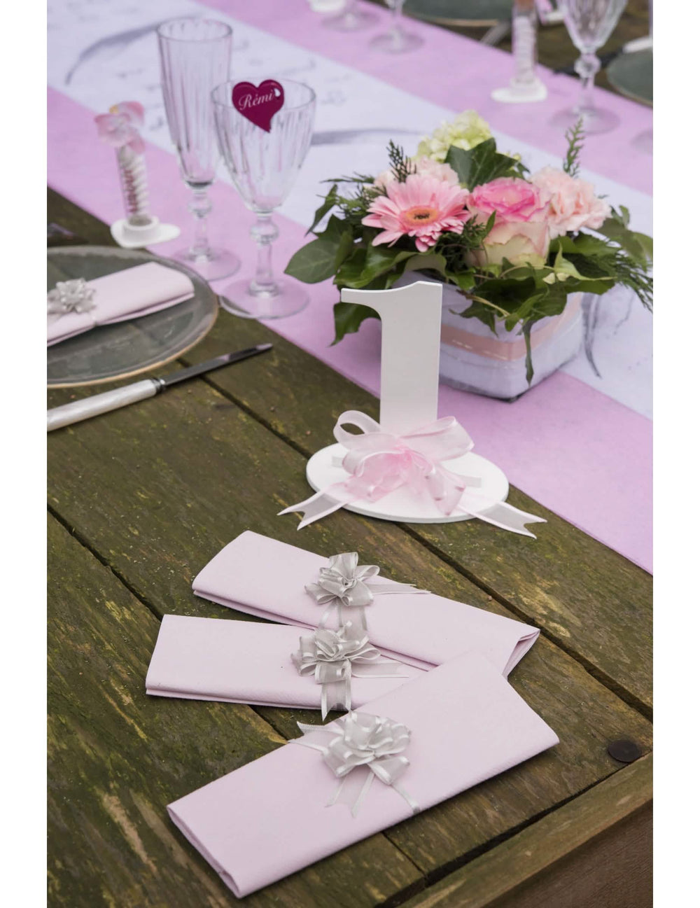 Colocação em guardanapos de mesa de mini laços de organza para puxar para decoração cor-de-rosa