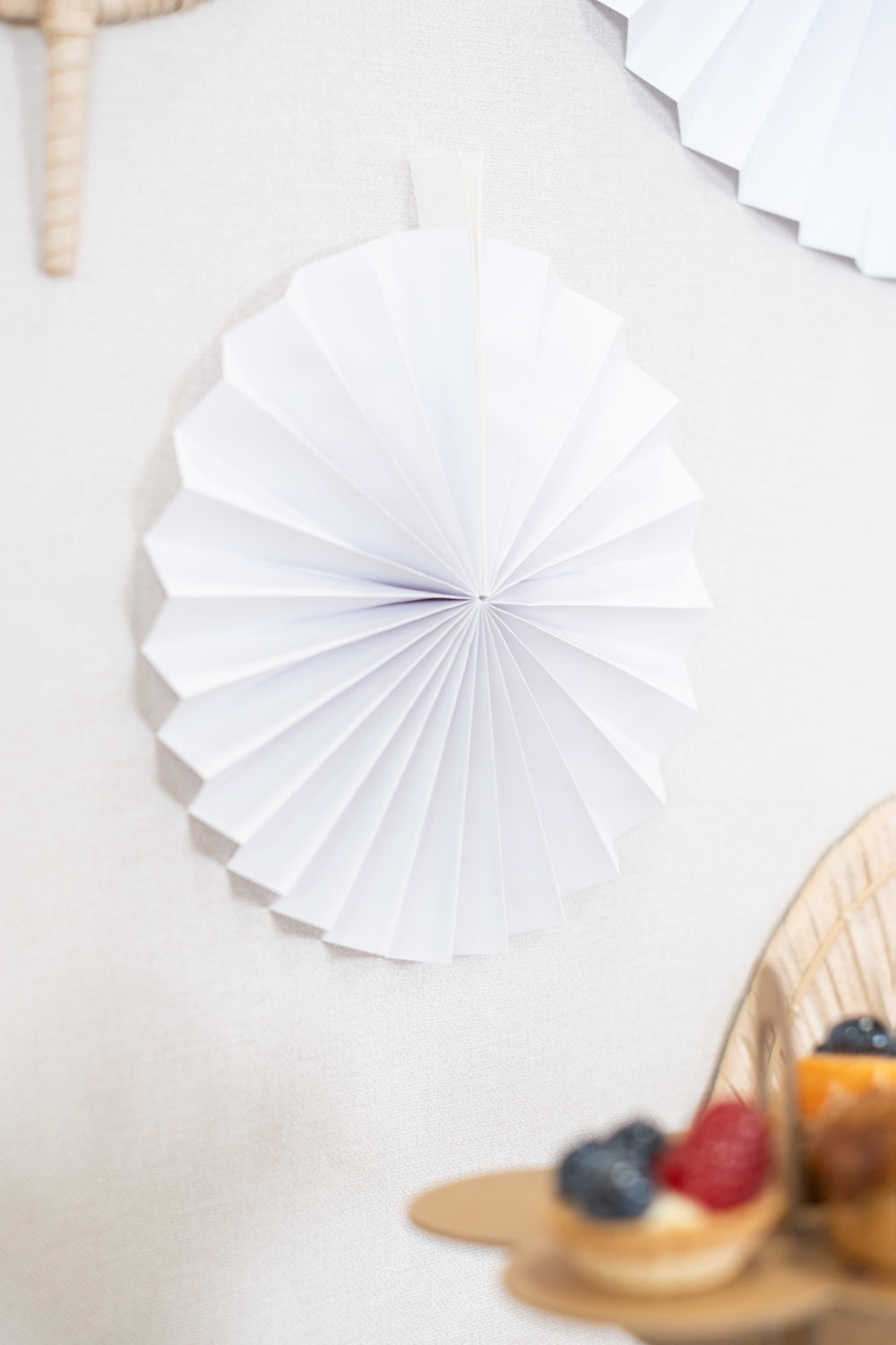 Zoom sur une rosace du 5 rosaces en papier pour décoration de fête