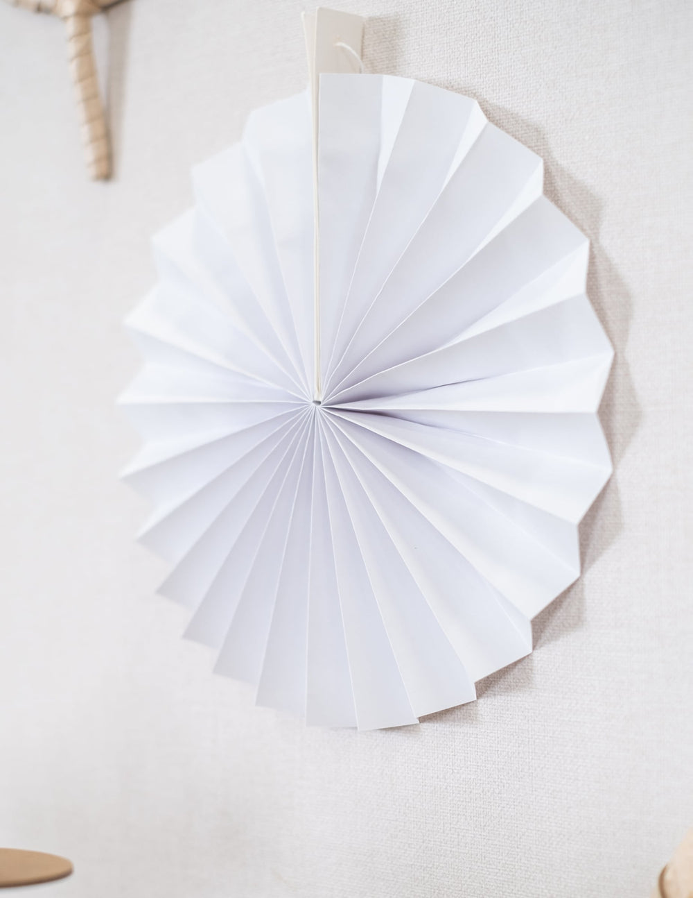Vue de profil d'une rosace du 5 rosaces en papier pour décoration de fête