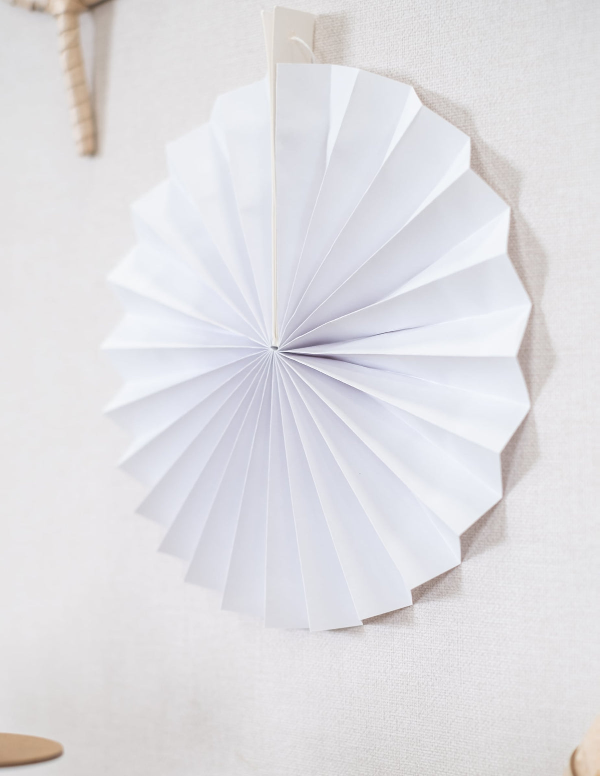 Vue de profil d'une rosace du 5 rosaces en papier pour décoration de fête