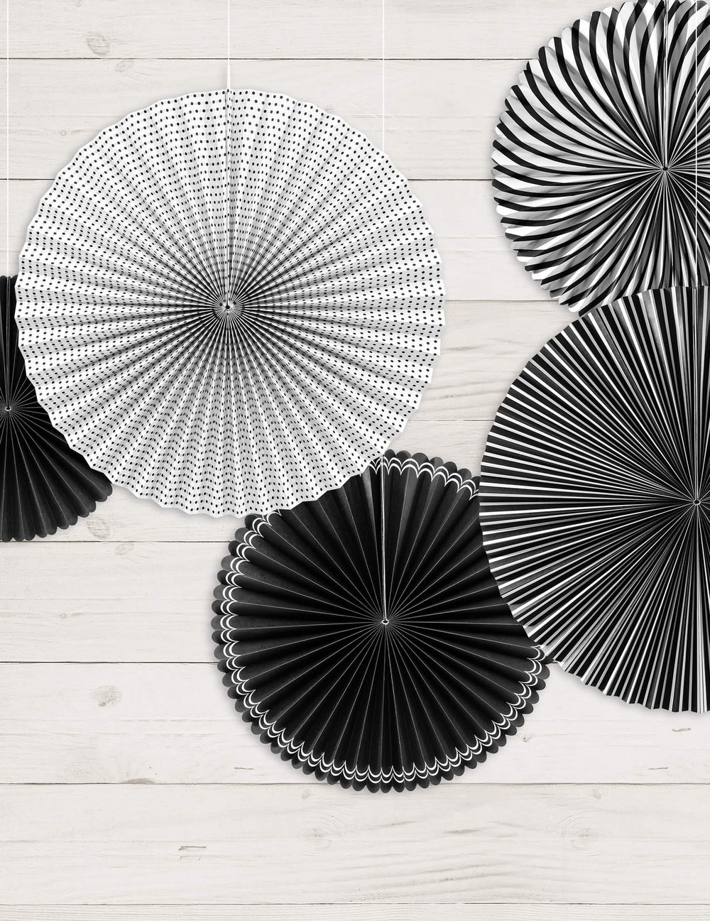 Conjunto de 5 rosetas de papel decorativas pretas e brancas com padrões variados